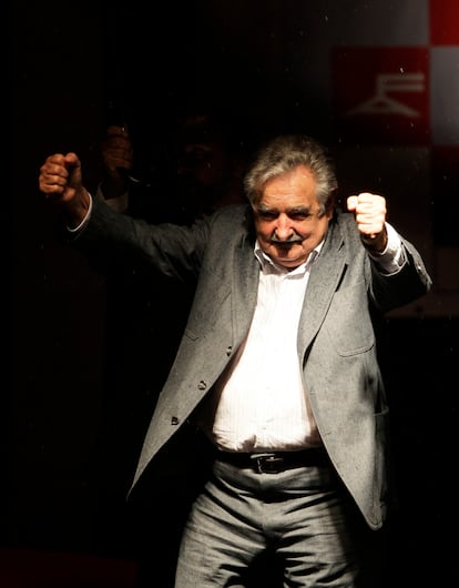 José Mújica, exguerrillero tupamaro, celebra su victoria en las elecciones presidenciales de Uruguay, en Montevideo, el 29 de noviembre de 2009.