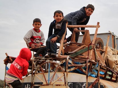 Crianças em caminhão em fuga da zona norte de Alepo, em 15 de fevereiro.