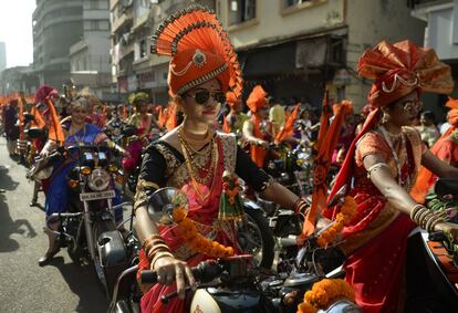 Un grupo de mujeres indias participan en una procesión que celebra el 'Gudi Padwa' o Año Nuevo de Maharashtra en la ciudad de Bombai, India.