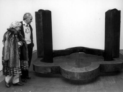 Eduardo Chillida y su mujer, Pilar Belzunce, delante de la escultura del artista vasco titulada &#039;De m&uacute;sica&#039;, en 1989. 