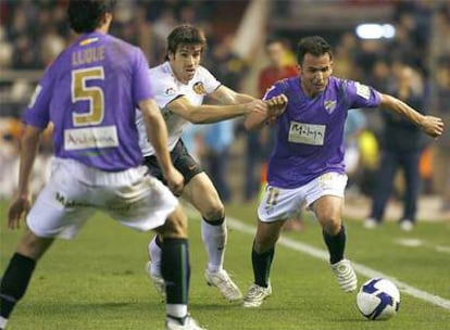 Albelda trata de frenar al malaguista Calleja durante el partido de ayer.