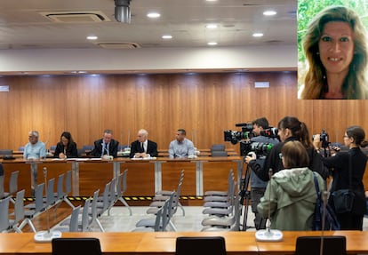 Juicio por el asesinato de Lucía Garrido celebrado la semana pasada en Málaga, con los dos acusados, Manuel Alonso (primero por la izquierda) y Ángel Vaello (primero por la derecha) a ambos lados de sus abogados. En la esquina superior derecha, imagen de Lucía Garrido.