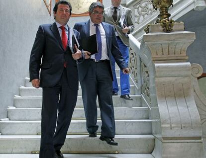 El consejero de Hacienda, José Manuel Vela, y el portavoz del Gobierno, José Císcar, tras el pleno del Consell.