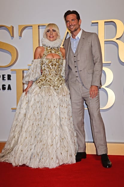 Lady Gaga junto a Bradley Cooper en la presentación de la película que han protagonizado juntos.