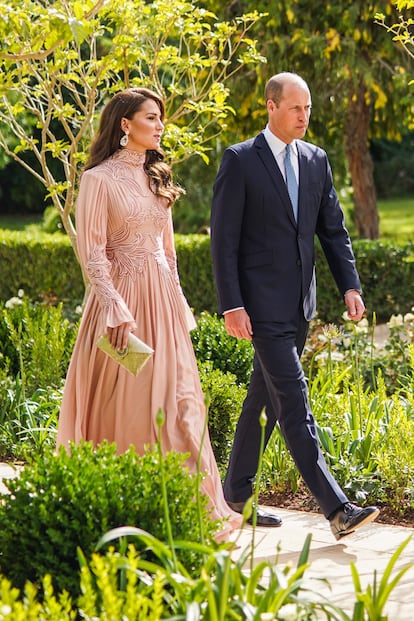 Los príncipes de Gales, a su llegada a la boda real. Para la ocasión, Kate Middleton ha apostado por un vestido largo —siguiendo el protocolo, que marcaba además que los trajes no lucieran grandes ostentaciones ni se llevaran tiaras ni coronas—, en color rosa, del diseñador libanés Elie Saab.