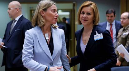 Federica Mogherini (izquierda) conversa con la ministra española de Defensa, Dolores de Cospedal.