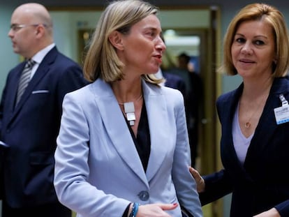 Federica Mogherini (izquierda) conversa con la ministra espa&ntilde;ola de Defensa, Dolores de Cospedal.