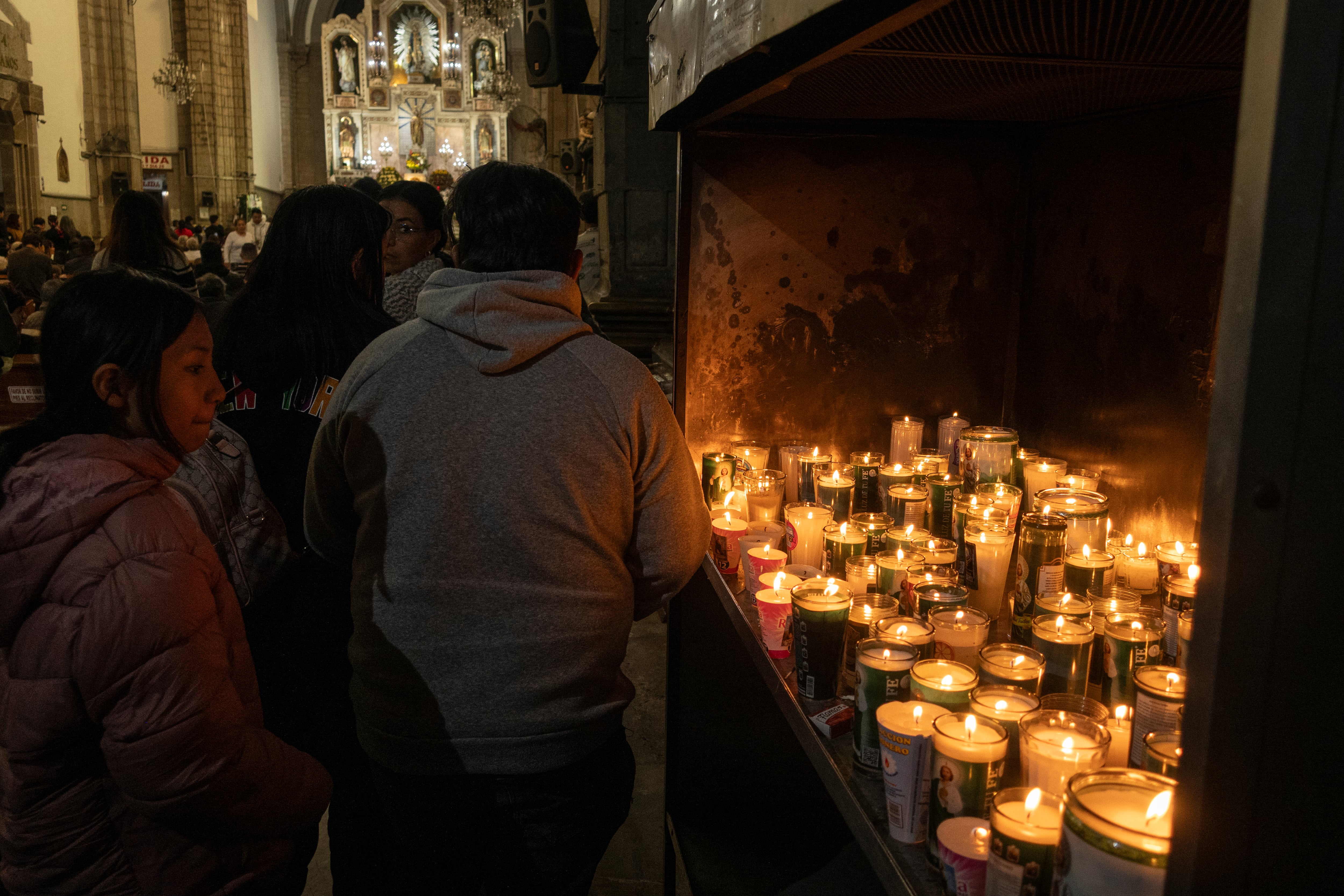 Devotos a San Judas Tadeo acuden al templo de San Hipólito.