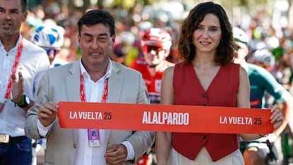 La presidenta de la Comunidad de Madrid, Isabel Díaz Ayuso, y el alcalde de Alalpardo, Miguel Ángel Medranda (i), dan la salida a la última etapa de la Vuelta a España, este domingo.