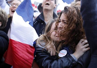 Partidarios de Emmanuel Macron celebran el triunfo sobre Le Pen.