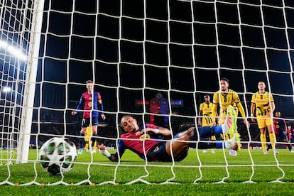 Raphinha, en el suelo, tras empujar el balón en la portería tras el remate de Cubarsí.