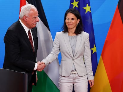 La ministra de Exteriores alemana, Annalena Baerbock, junto a su homólogo de la Autoridad Nacional Palestina, Riad al Maliki, en Berlín, Alemania, este martes.