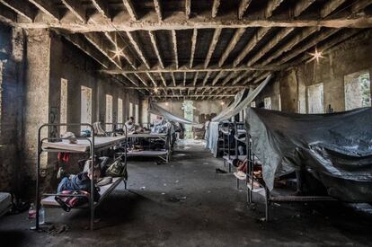 La única estancia con literas del edificio abandonado en Bihac.