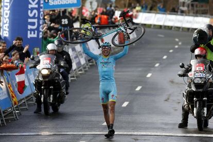 Diego Rosa celebra su victoria en Arrate.