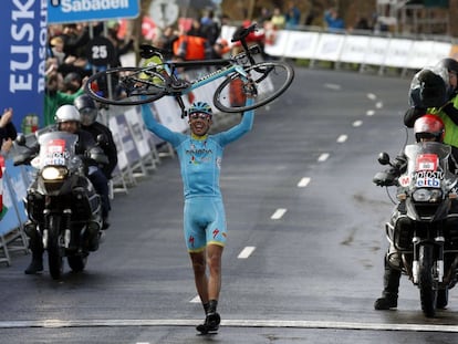 Diego Rosa celebra su victoria en Arrate.