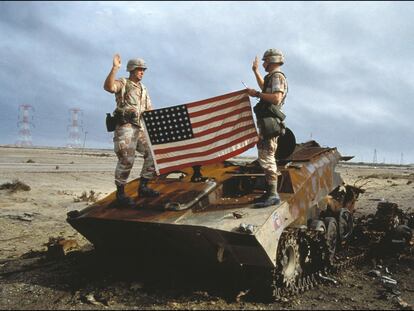 Soldados estadounidenses juran la bandera de su país sobre un tanque iraquí calcinado, el 27 de febrero de 1991.