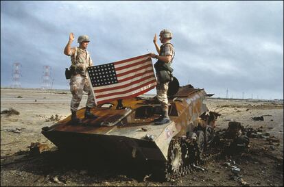 Soldados estadounidenses juran la bandera de su país sobre un tanque iraquí calcinado, el 27 de febrero de 1991.