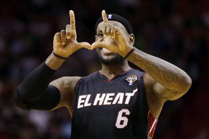 LeBron hace un gesto en forma de 'U' en apoyo de la Universidad de Miami.