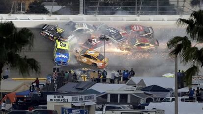 Um grupo de espectadores observa um acidente múltiplo na prova da NASCAR Daytona 500 em 17 de fevereiro.