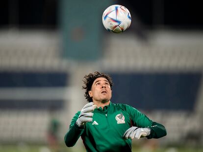 Guillermo Ochoa, durante un entrenamiento con la selección de México.