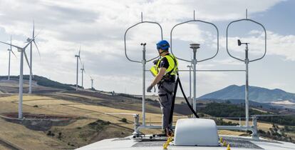 Un empleado de Nordex durante las labores de mantenimiento de un parque eólico.