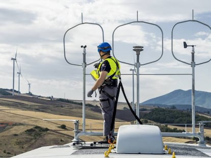 Un empleado de Nordex durante las labores de mantenimiento de un parque eólico.