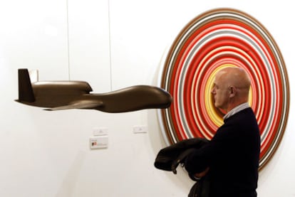 Un visitante contempla una obra expuesta en Arco 2010.