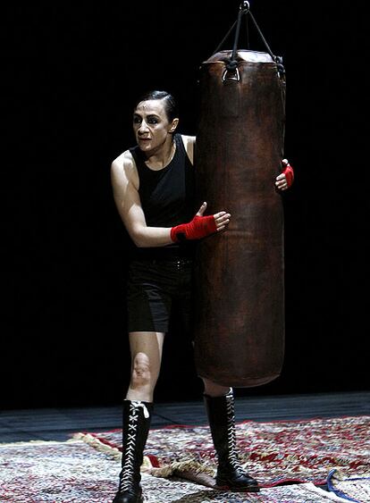 Blanca Portillo, en una escena de <i>Hamlet</i>, de William Shakespeare, con versión y dirección de Tomaz Pandur<i>.</i> 
Foto: Efe