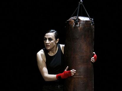 Blanca Portillo, en una escena de <i>Hamlet</i>, de William Shakespeare, con versión y dirección de Tomaz Pandur<i>.</i> 
Foto: Efe