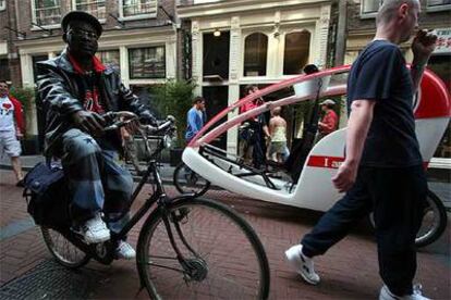 Amsterdam tiene 740.000 habitantes (1,5 millones incluyendo los alrededores) y por sus calles circulan 600.000 bicicletas.