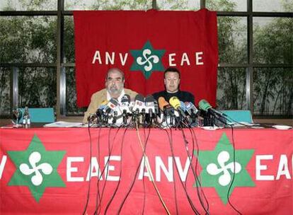 Los líderes de ANV Kepa Bereziartua y Antxon Gómez, durante la rueda de prensa.