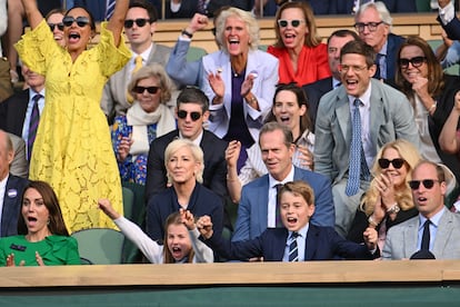 Pero la princesa de Gales, apasionada del tenis, no fue sola a la cita. Le acompañaron sus hijos, Jorge y Carlota, y su marido, el príncipe Guillermo de Gales y heredero al trono británico. Fue una jornada en la que la familia, como representante de la corona británica, disfrutó y celebró cada uno de los puntos anotados en la pista.