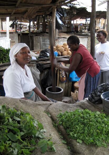 Una mujer machaca 'amendoim' (cacahuete) en el Mercado OUA de Mafalala, fundado en 1977. Un buen lugar para empaparse del recetario tradicional mozambiqueño, y especialmente de la matapa, plato típico local y casi religión en Mafalala