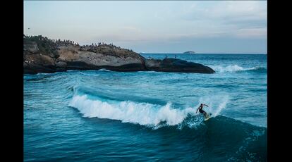 Las olas de la playa de Arpoador, al sur de la ciudad, atraen a cientos de surferos todo el año.
