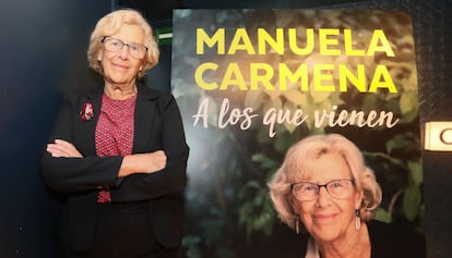 La exalcaldesa Manuela Carmena, durante la presentación de su nuevo libro 'A los que vienen' en el Café Comercial. de Madrid.