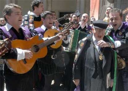 La tuna universitaria no ha querido faltar a la cita. Con sus canciones románticas y su particular puesta en escena han llegado a arrancar del chileno un tímido canto.