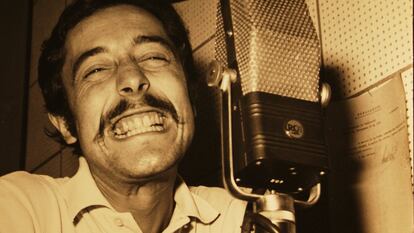 Carlos 'El Peiso' Peisojovich, en su estudio radiofónico