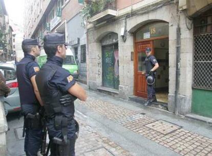 Varios policías, en una operación que destapó una red de explotación de inmigrantes en el Casco Viejo de Bilbao.