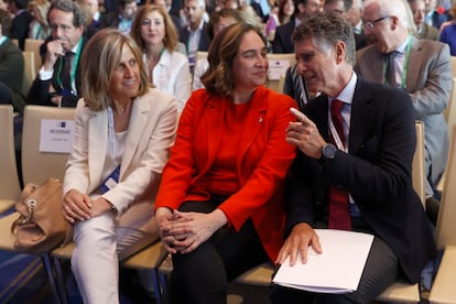 La alcaldesa de Barcelona, Ada Colau, acompañada por el presidente del Cercle d’Economia, Jaume Guardiola, y la vicepresidenta de la entidad, Núria Cabutí, acudió a la inauguración de la reunión anual del Cercle d’Economia, que se celebra hasta el miércoles.