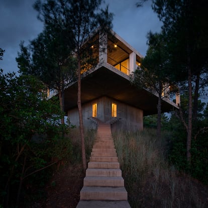 Solo Houses es el proyecto de turismo arquitectónico que desarrollan en la comarca del Matarraña, en Teruel. Los diseños vanguardistas se integran en la naturaleza de la zona; en la imagen, la vivienda creada por el estudio chileno Pezo Von Ellrichshausen.