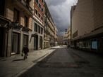 DVD 994 (23-03-20) Madrid Vacio. Un hombre con mascarilla por el coronavirus camina porla calle Preciados vacia. Foto Samuel Sanchez
