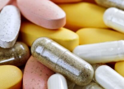Pastillas y píldoras de diferentes fármacos.