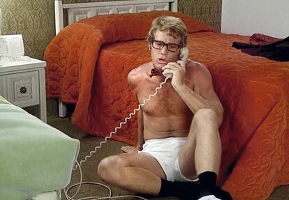 Se abre la puerta y aparece Ryan O'Neal con 30 años vestido solo con un 'boxer'. Y las gafas de pasta, claro. A Barbra Streisand le gustó la imagen, y a todo el mundo. Fue en la película '¿Qué me pasa, doctor', de 1972.