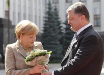 El presidente ucraniano, Petro Poroshenko, junto a la canciller Angela Merkel.