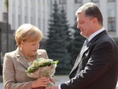 El presidente ucraniano, Petro Poroshenko, junto a la canciller Angela Merkel.