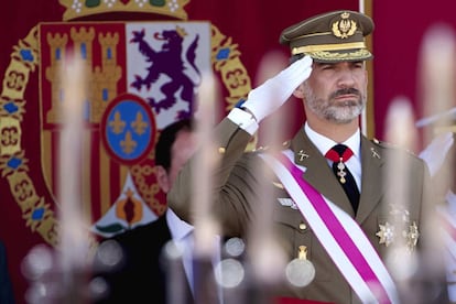 El rey Felipe VI saluda a los militares durante un desfile.