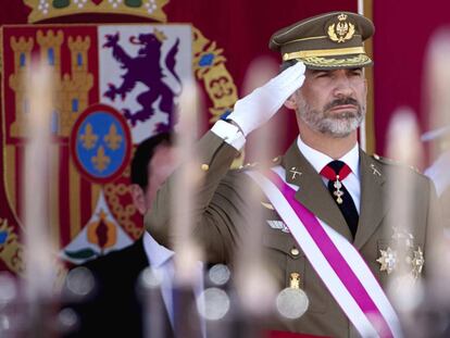 El rey Felipe VI saluda a los militares durante un desfile.