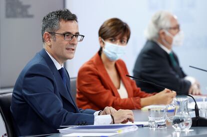 El ministro de la Presidencia, Félix Bolaños, junto a la portavoz del Gobierno, Isabel Rodríguez, y el ministro de Universidades, Manuel Castells, este martes en La Moncloa.