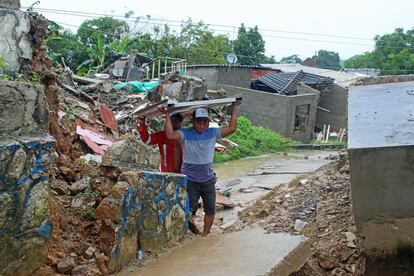 Habitantes evacuan sus viviendas luego de la catástrofe ocurrida al norte de colombia.

