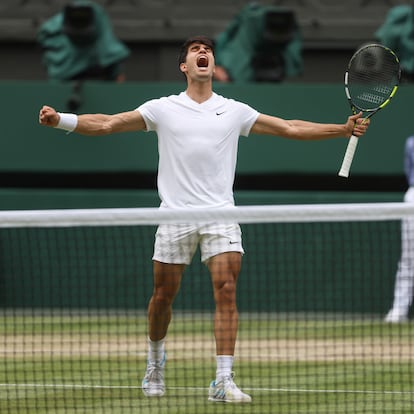 LONDON, ENGLAND - JULY 12: Carlos Alcaraz of Spain celebrates winning match point against Daniil Medvedev in the Men's Singles Semi-Final match during day twelve of The Championships Wimbledon 2024 at All England Lawn Tennis and Croquet Club on July 12, 2024 in London, England. (Photo by Julian Finney/Getty Images)